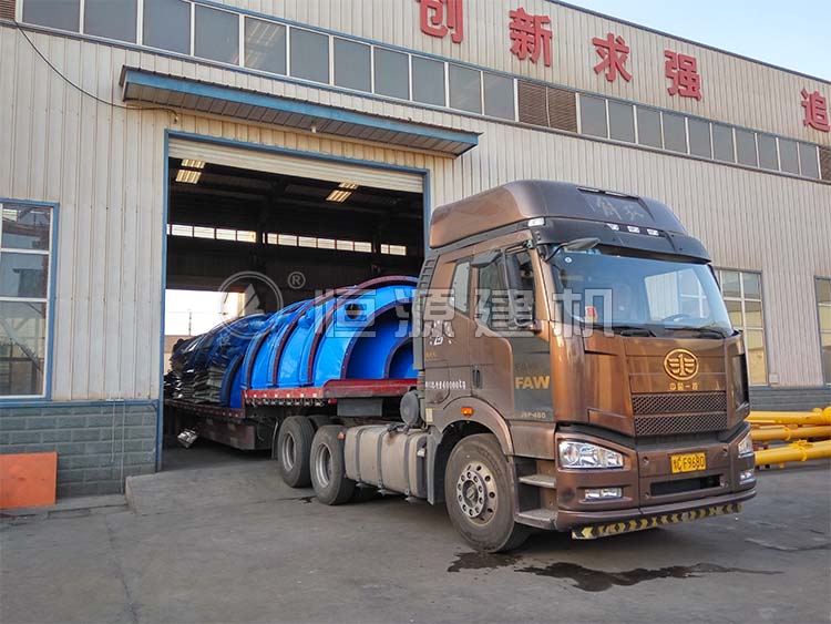 客户订购的片状水泥仓(片装水泥罐),装了满满一车,准备发货