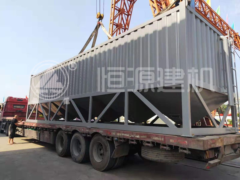 恒源建机卧式水泥仓发货装车现场
